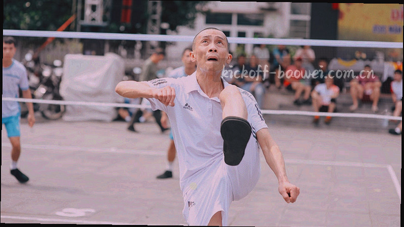 球迷在看台欢呼，手臂上扬